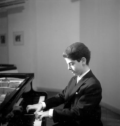 Daniel Barenboim, durante un recital de piano en París en 1955. Tenía 13 años.