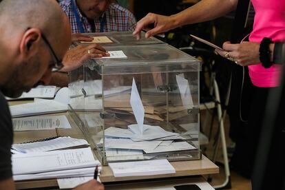 Un voto electoral tras ser introducido en una urna en un colegio electoral de Madrid.