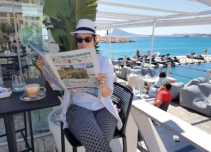 Una turista alemana lee el periódico Costa Blanca Nachrichten en la costa alicantina.