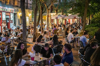 Terrazas abarrotadas en la plaza de Olavide, en Madrid, a comienzos de marzo del año pasado.