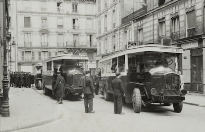 Otra imagen del traslado de los judíos atrapados en la razia hacia la estación de tren de Austerlitz, en París.