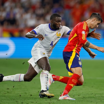 MÚNICH (ALEMANIA), 09/07/2024.- El delantero de la selección española Álvaro Morata (d) escapa del francés Dayot Upamecano, durante el partido de semifinales de la Eurocopa de fútbol que España y Francia disputan este martes en Múnich. EFE/Alberto Estévez
