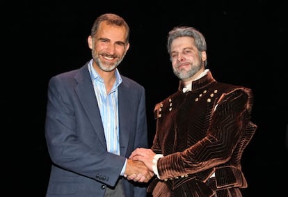 El Rey Felipe VI saluda al bajo John Relyea, que interpreta a Felipe II, al término del ensayo general.