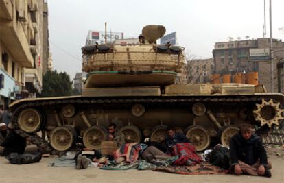 Los manifestantes de la plaza de la Liberación, en El Cairo, acampan incluso entre los tanques para resistir hasta la marcha del presidente Mubarak.