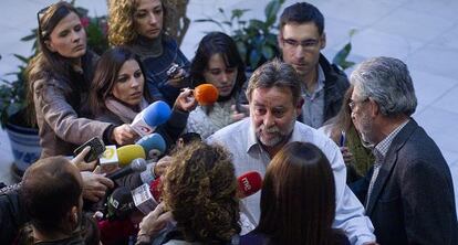 Fern&aacute;ndez Sevilla tras presentar su dimisi&oacute;n en la sede regional de UGT.