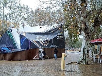Así ha quedado la carpa derrumbada en Sevilla tras el accidente de esta mañana. Foto facilitada por la Junta de Andalucía.