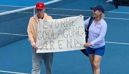 McEnroe y Navratilova lucen una pancarta reivindicativa en Melbourne.