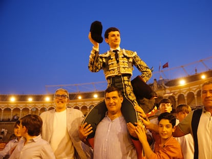 El novillero Carlos Tirado, a hombros tras cortar dos orejas en La Maestranza.