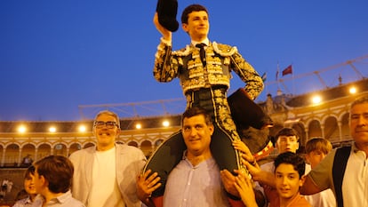 El novillero Carlos Tirado, a hombros tras cortar dos orejas en La Maestranza.