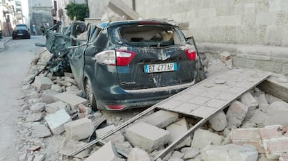 Varios cascotes caídos encima de un vehículo, en Norcia.