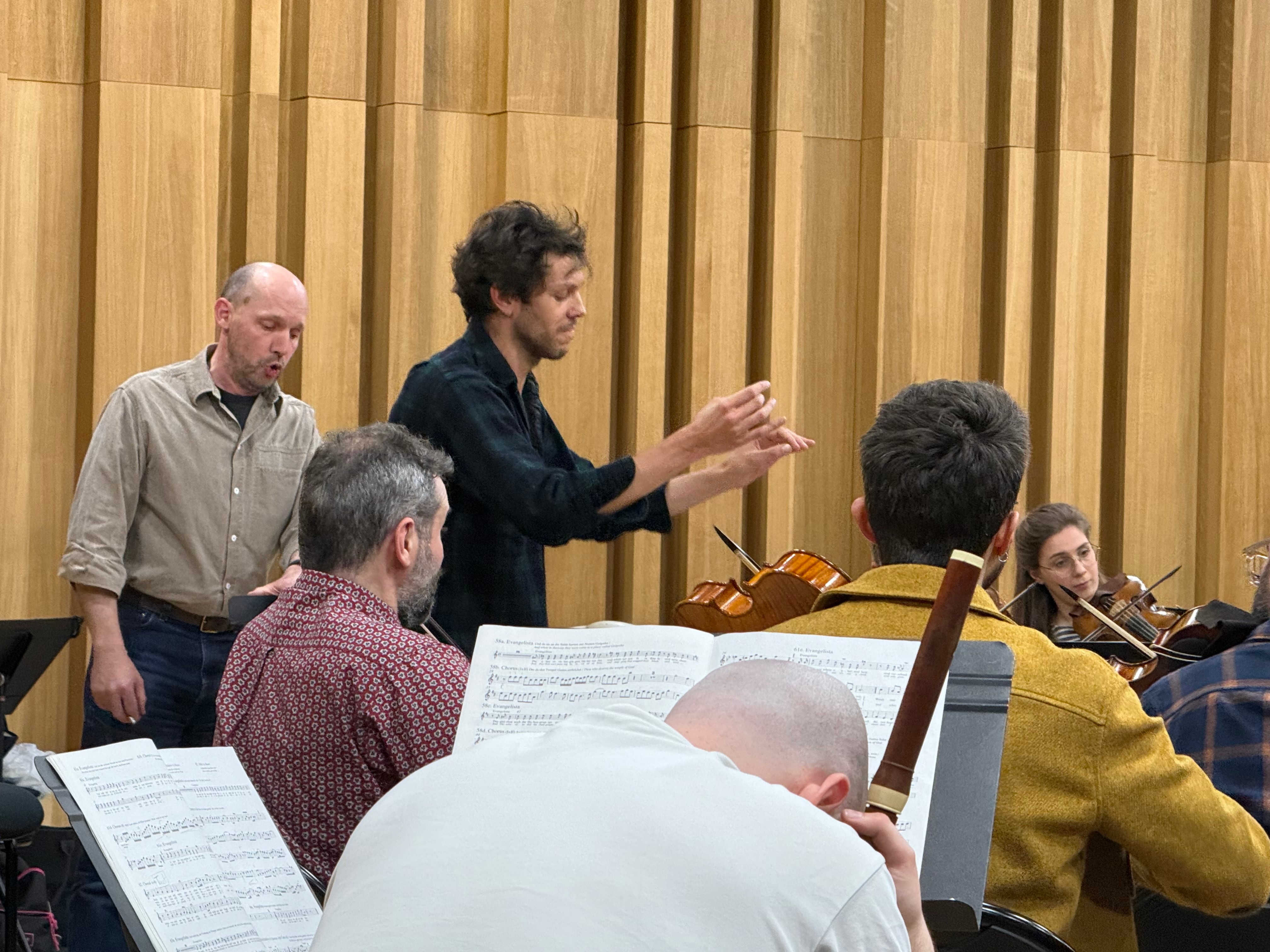 El barítono Stéphane Degout y el director Raphaël Pichon durante los ensayos de Pygmalion, el 18 de marzo en el Pavillon de la Sirène de París.