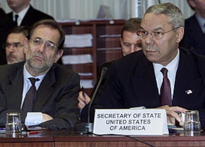 Javier Solana (a la izquierda) y Colin Powell, durante la apertura del consejo UE-OTAN en Bruselas.