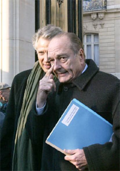 El presidente francés, Jacques Chirac (dcha), y su ministro de Exteriores, Dominique de Villepin, hoy en París a la salida de la reunión del gabinete.