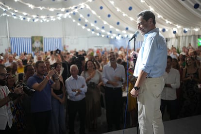 El presidente de la Junta de Andalucía y del Partido Porpular andaluz, Juan Manuel Moreno, en la caseta del PP en el recinto ferial de Almería.
REMITIDA / HANDOUT por PP DE ANDALUCÍA