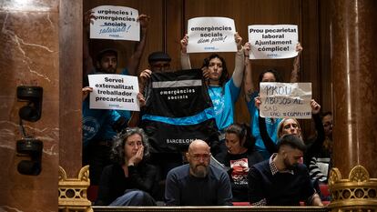 Protesta de trabajadores del Centro de Urgencias y Emergencia Sociales de Barcelona (CUESB), durante el pleno del Ayuntamiento, en noviembre pasado.