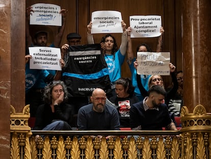 Protesta de trabajadores del Centro de Urgencias y Emergencia Sociales de Barcelona (CUESB), durante el pleno del Ayuntamiento, en noviembre pasado.