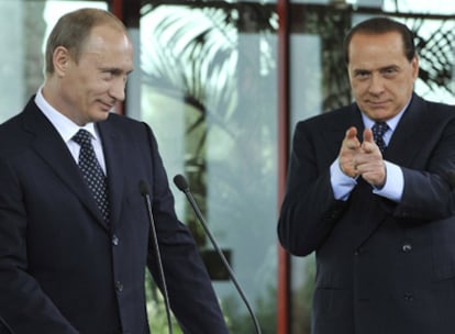 Vladímir Putin y Silvio Berlusconi durante la visita del primer ministro ruso a Villa Certosa el pasado abril.