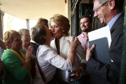 Esperanza Aguirre y Alberto Ruiz-Gallardón salen de la sede del PP en Villaverde