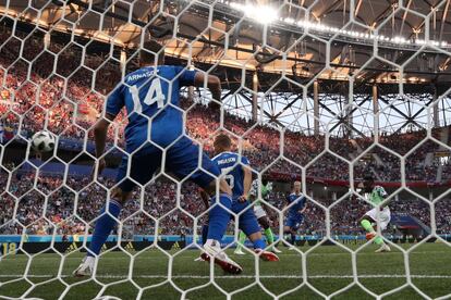 Ahmed Musa marca su segundo gol frente a Islandia.