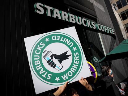 Miembros del Sindicato de Trabajadores de Starbucks en una manifestación frente a una tienda Starbucks en Nueva York el 16 de noviembre de 2023.