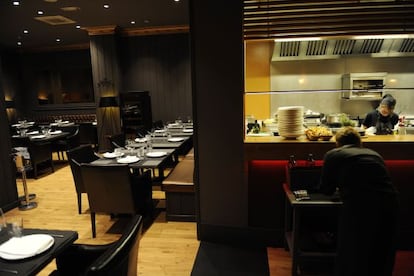 Comedor del restaurante Naguar, en Oviedo.