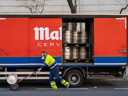 Un camión de reparto de cerveza de Mahou.