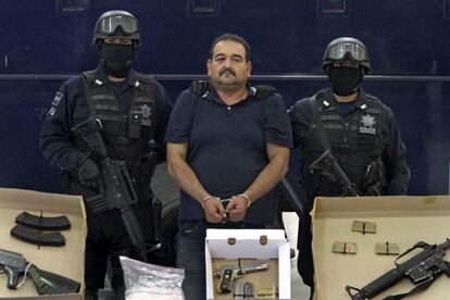La policía mexicana muestra, tras su detención, a Martin Rosales Magana, alías 'El Terry', de 47 años, y uno de los líderes del cartel de La Familia Michoacana.