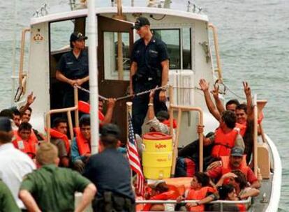 Un barco guardacostas de EE UU transporta a un grupo de balseros cubanos para entregarlos a las autoridades de Inmigración en Miami