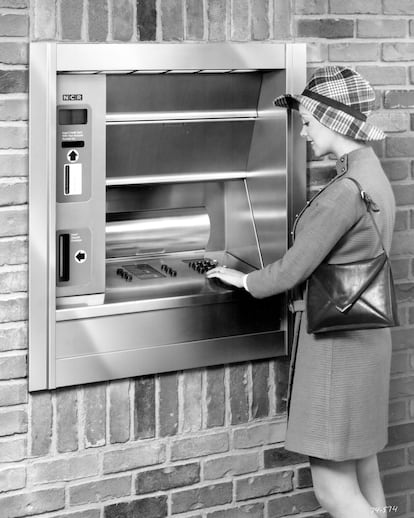 El primer cajero automático de NCR se instaló en España en 1977 en una sucursal de Banco Popular y era como el modelo de la imagen.