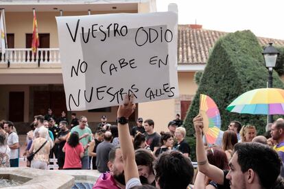 Manifestantes con carteles reivindicativos.