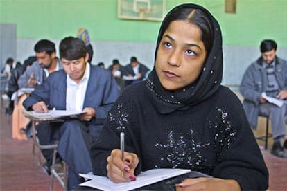 Sohalia, de 21 años, una de las 400 mujeres que asisten a clase en la Universidad de Mazar-e-Sharif, al norte de Afganistán.
