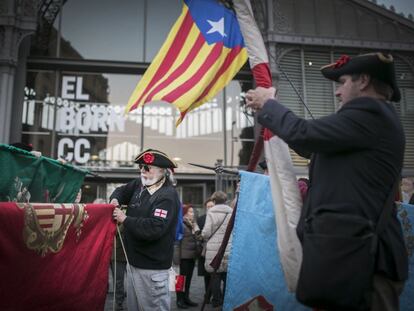 Membres de la Coronela durant la protesta a El Born.