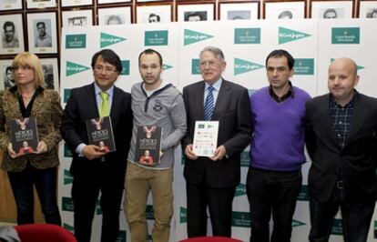 Iniesta en la presentación del libro solidario 'Heroes del Deporte'.