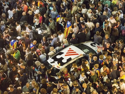 Un vehículo de TV3 entre la multitud en una concentración para pedir la liberación de los presidentes de la ANC y Òmnium, Jordi Sànchez y Jordi Cuixart, el pasado mes de octubre.
