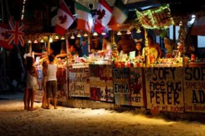 Chiringuitos en la playa de Haad Rin Nai, durante la fiesta de la luna llena, en Koh Phangan (Tailandia).