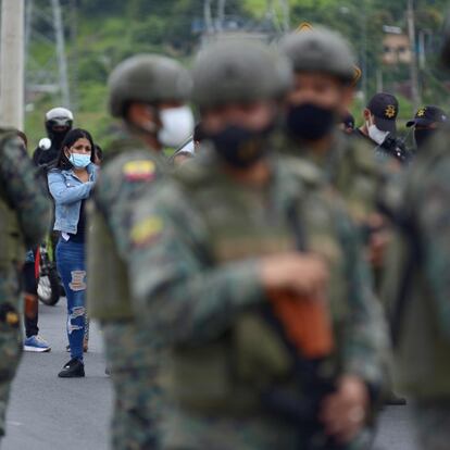 El Gobierno desplegó policías y militares en los centros de rehabilitación tomados en Ecuador, este martes.