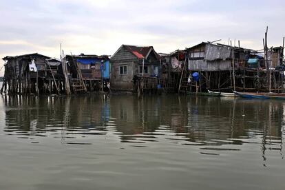 Algunas de las casas que permanecen en pie en los barrios anegados de Manila.