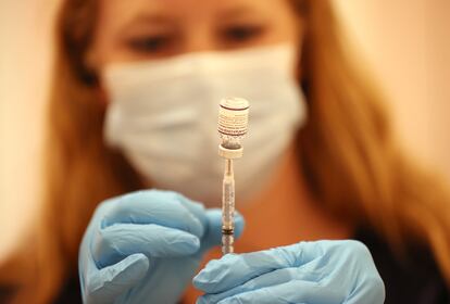 Una farmacéutica en la clínica de vacunación de refuerzo de San Rafael, California.