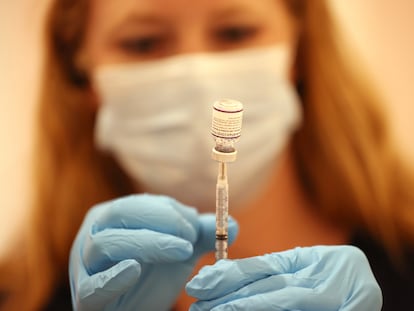 Una farmacéutica en la clínica de vacunación de refuerzo de San Rafael, California.