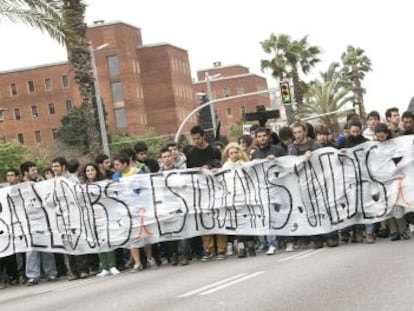 Estudiantes y personal de la UPC marchan por la Diagonal.