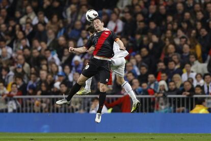 Piti y Coentrão disputan un balón aéreo.