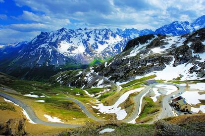 Las grandes leyendas del Tour de Francia no solo los ciclistas, también las montañas. A estos puertos acuden ciclistas aficionados para emular a los héroes de 'La Grande Boucle' en las 21 curvas del Alpe d’Huez (1.860 metros), la cima del Col du Tourmalet (2.115 metros) o en el Col du Galibier (en la foto), que con 2.645 metros ha sido la meta a mayor altitud en la historia de la carrera.