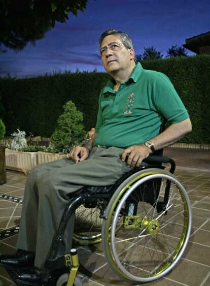 El doctor Alberto de Pinto, en el patio de su domicilio en Toledo.