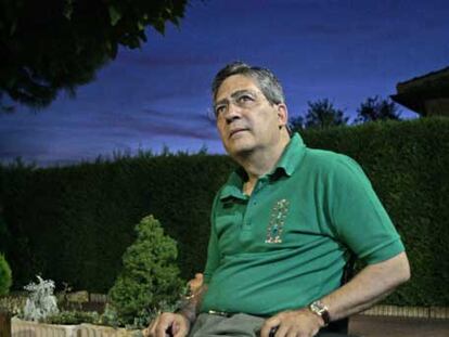 El doctor Alberto de Pinto, en el patio de su domicilio en Toledo.