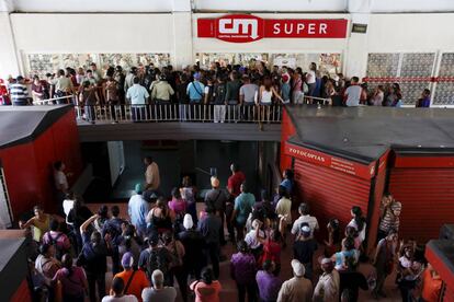 Colas para comprar bienes básicos ayer en un supermercado en Caracas.