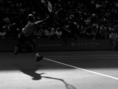 Federer devuelve la pelota durante el partido contra Kokkinakis en Crandon Park.