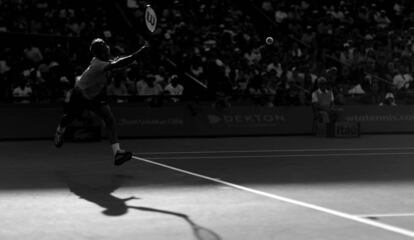 Federer devuelve la pelota durante el partido contra Kokkinakis en Crandon Park.