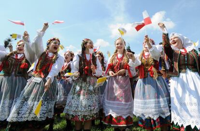 Un grupo de bailarinas de danzas tradicionales ensaya antes de la llegada del Papa Francisco en el aeropuerto militar de Cracovia, Polonia.