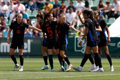 Las jugadoras del FC Barcelona celebran el tercer tanto de su equipo en la goleada ante el Betis, este domingo en Sevilla.