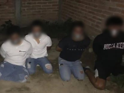 Fotografía que muestra a cinco jóvenes atados en Jalisco, México.